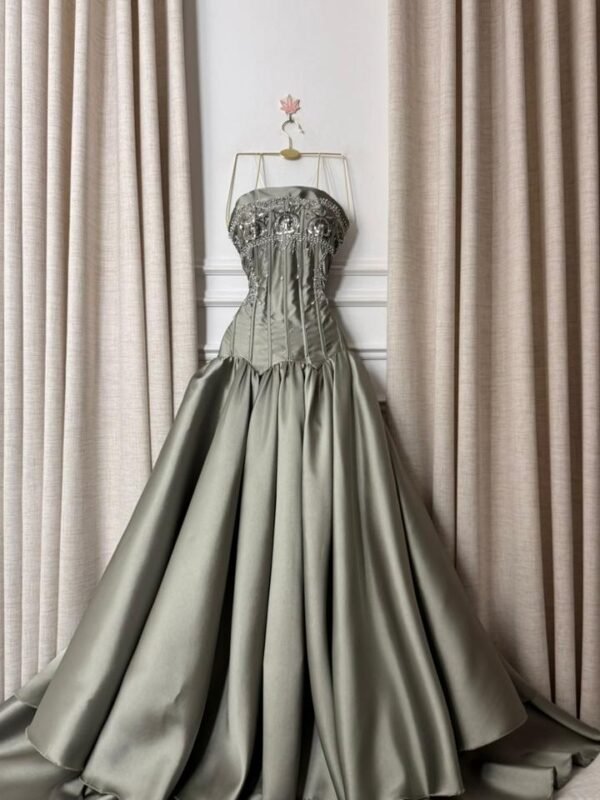 فستان سهرة دبل كلوش بخامة ميكادو مع تطريز يدوي