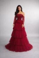 فستان سهرة مع اكمام خارجية وتل طبقات مع تطريز يدوي وبطانة تفته