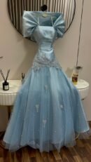 فستان سهرة بأكمام فراشة وخامة ميكادو وتل مرصعه بالفصوص واللول وتطريز كمبيوتر