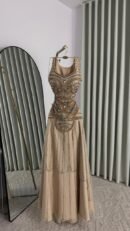 فستان سهرة كتف علاقي مطرز يدوي تل وفصوص زركون