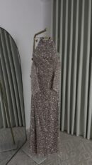 فستان سهرة طوق عريض واكمام على خرز وفصوص