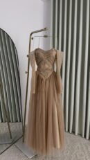 فستان سهرة أكمام طويل جانبي  تل وتطريز يدوي وفصوص زوكون