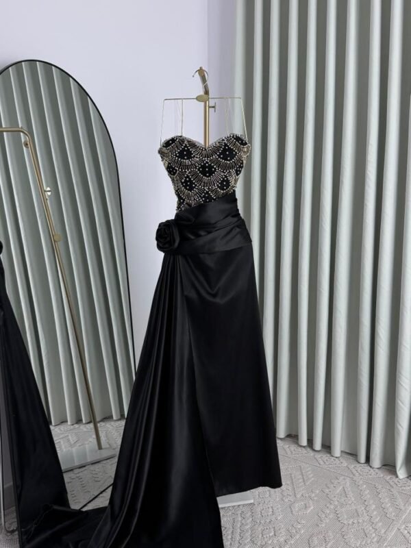 فستان سهرة تفته وتطريز يدوي