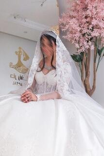 فستان زفاف اوف وايت كسرات تفته ودنتيل وسط مع كلفة مطرزة لولو وبلور وخرز تنزيل من الصدرية وطرف كامل إلى الذيل مع الطرحة الخليجي - الصورة 5