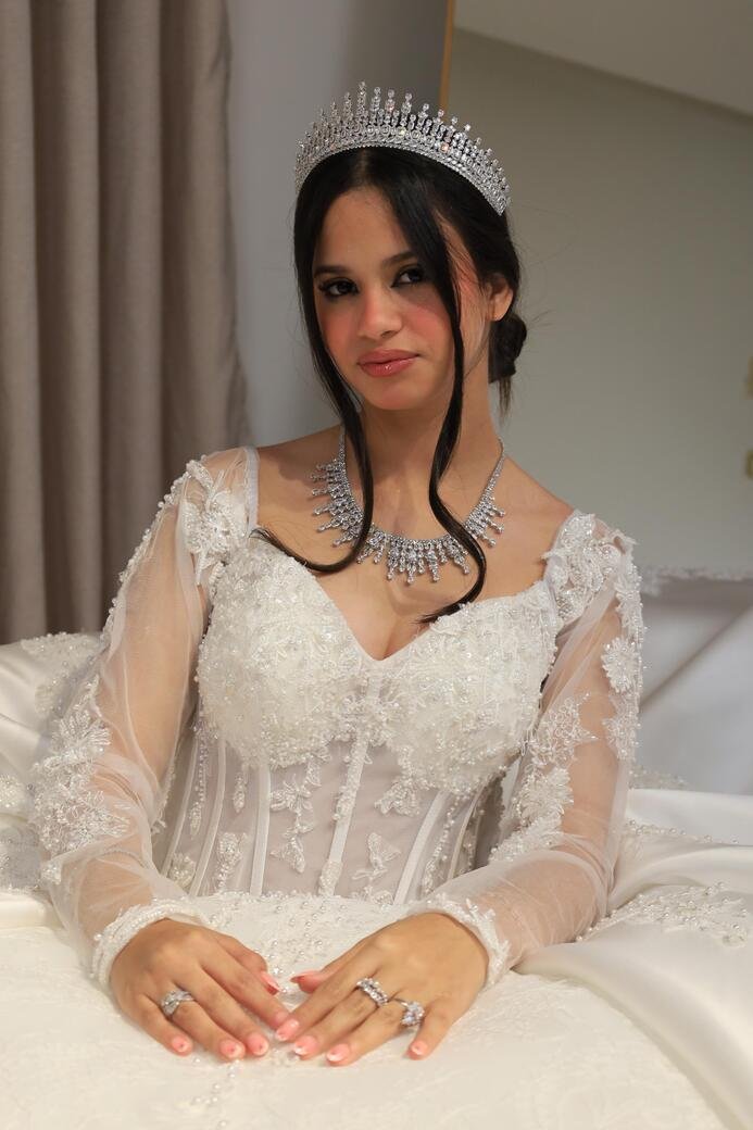 فستان زفاف اوف وايت كسرات تفته ودنتيل وسط مع كلفة مطرزة لولو وبلور وخرز تنزيل من الصدرية وطرف كامل إلى الذيل مع الطرحة الخليجي - الصورة 7