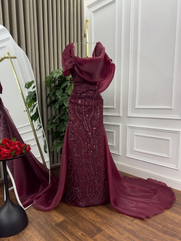 فستان سهرة بأكمام فراشة وذيل انسيابي فخم