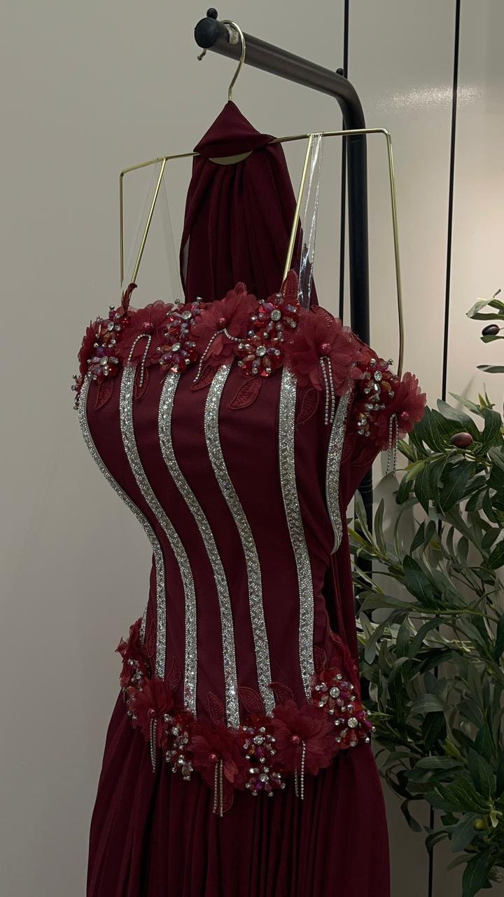 فستان سهرة "عنابي ملكي" من شيفون الجورجيت بتصميم كورسيه مطرز وكلف ورود بارزة - الصورة 3