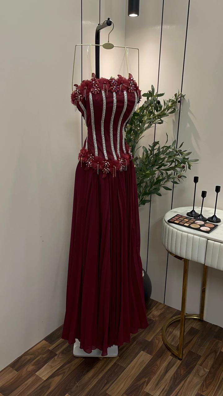 فستان سهرة "عنابي ملكي" من شيفون الجورجيت بتصميم كورسيه مطرز وكلف ورود بارزة - الصورة 5