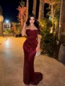 فستان سهرة "توهج الزركون" العنابي بتصميم شبك مرصع وخصر درابيه منحوت