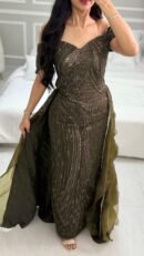 فستان سهرة "البريق الزيتوني" مرصع بالخرز مع كشكشة جانبية بتصميم أوف شولدر